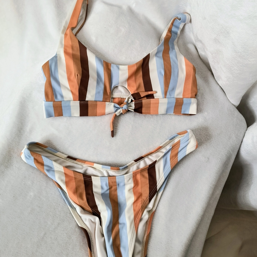 Bikini - Picture 3 of 3